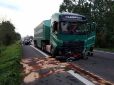 Tragická nehoda: Po střetu s náklaďákem zemřeli dva dospělí a dvě děti