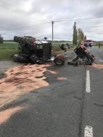 Policejní vůz pronásledoval BMW a naboural do traktoru, nehoda si vyžádala tři zraněné - Bor