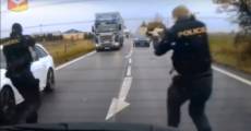 VIDEO: Policisté po zběsilé honičce obklíčili další luxusní auto kradené v Rakousku