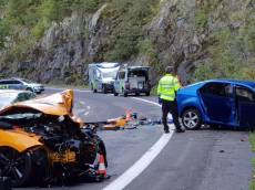 Policie obvinila řidiče mustangu, který zavinil tragickou nehodu u Špindlerova Mlýna - Špindlerův Mlýn