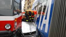 VIDEO: Škodovka skončila zaklíněná mezi tramvajemi, řidič jel na červenou - Brno