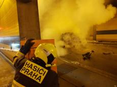 Policejní vůz začal po nehodě v tunelu Blanka hořet. Policistka zachránila své kolegy