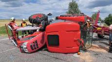 Osmnáctiletá řidička audi předjížděla traktor v zákazu, převrátila ho na bok - Jičíněves