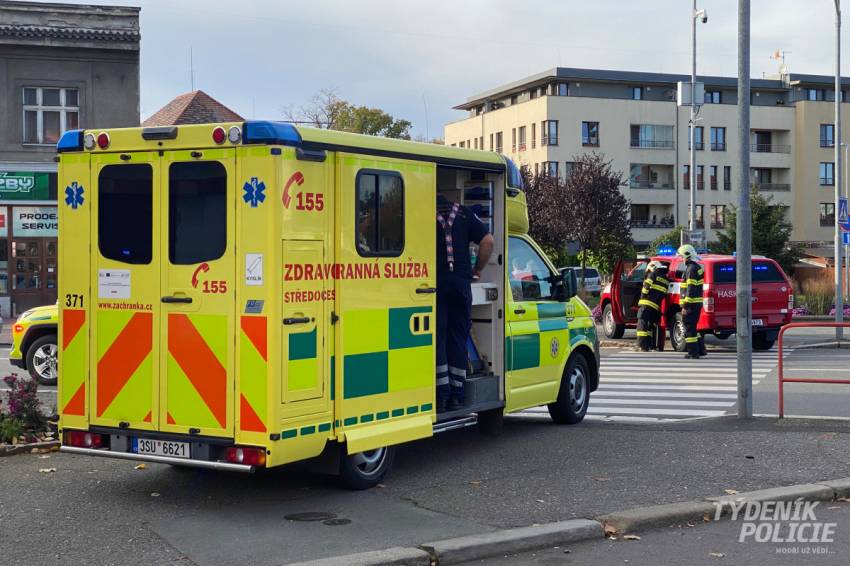 Dívku přebíhající přes přechod v Kolíně srazila dvě projíždějící auta - Kolín