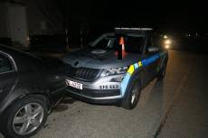 Mladá žena bez řidičáku nacouvala při kontrole do policejního vozu - Polná