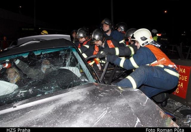 BMW srovnalo zastávku se zemí, dva zranění - praha 8