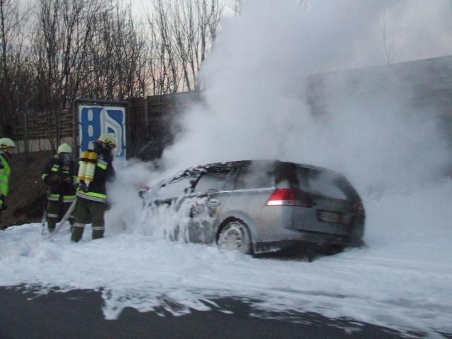 Rakusko, A1 - poziar Opel Vectra, pricina - ?