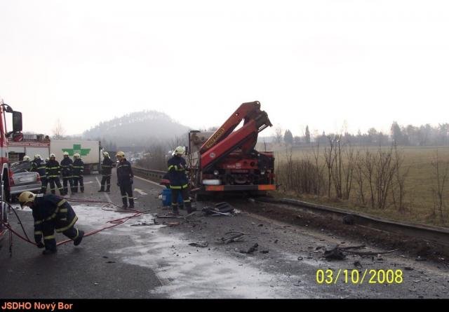 Čelní střet Opelu Vectra a nákladního Volva si vyžádal jeden lidský život - Svor