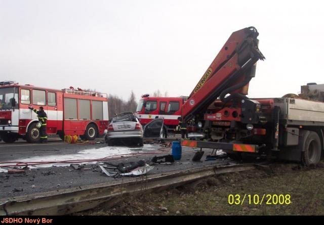 Čelní střet Opelu Vectra a nákladního Volva si vyžádal jeden lidský život - Svor