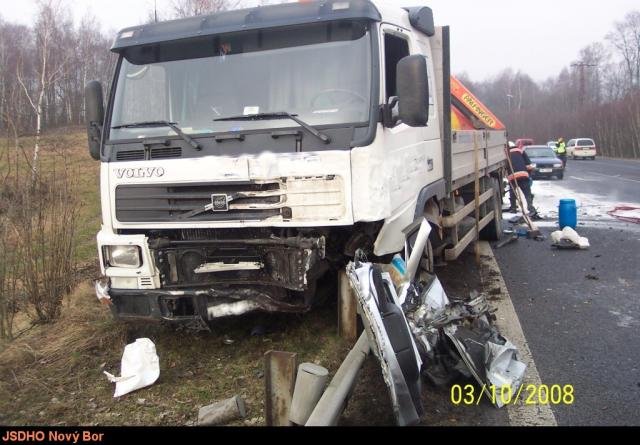 Čelní střet Opelu Vectra a nákladního Volva si vyžádal jeden lidský život - Svor