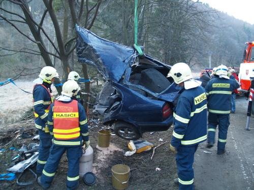 Vysoká rychlost+hazardní předjíždění=4 mrtví,1 těžké zranění - Hradec nad Moravicí-Kajlovec