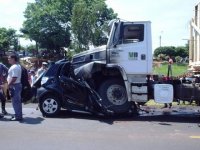 Auto zapichnuté do kamionu