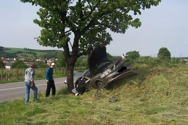 Opel naboural do vinného sklepa - Žádovice