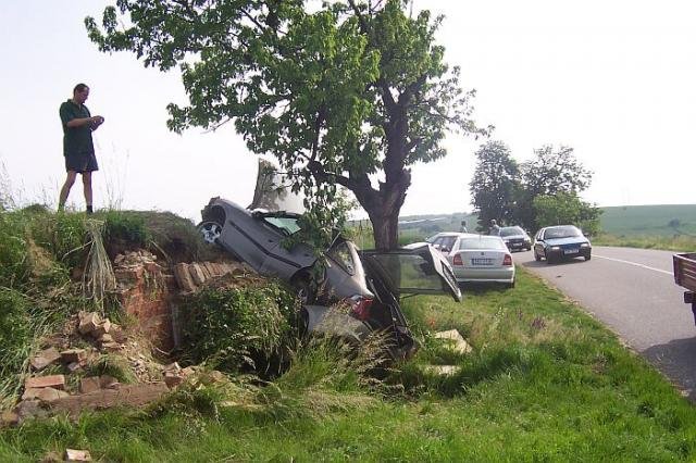 Opel naboural do vinného sklepa - Žádovice