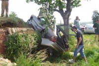 Opel naboural do vinného sklepa - Žádovice