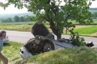 Opel naboural do vinného sklepa - Žádovice