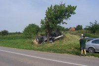 Opel naboural do vinného sklepa - Žádovice