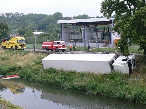 převrácený kamion  - zlín