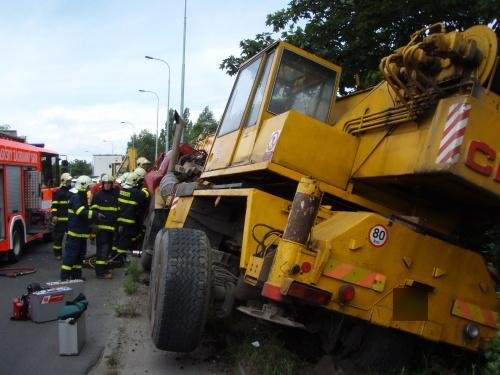 Ostravští hasiči vyprošťovali řidiče autojeřábu - Ostrava - Plzeňská ulice