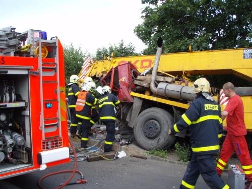Ostravští hasiči vyprošťovali řidiče autojeřábu - Ostrava - Plzeňská ulice
