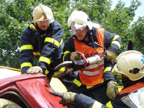 Ostravští hasiči vyprošťovali řidiče autojeřábu - Ostrava - Plzeňská ulice