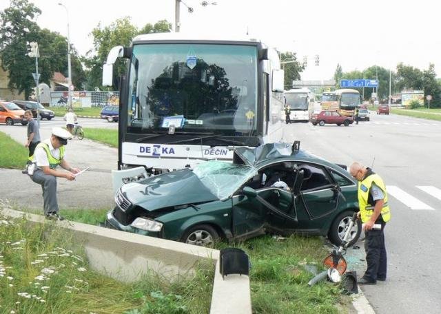 Auto narazilo do autobusu - České Budějovice 