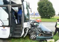 Auto narazilo do autobusu - České Budějovice 