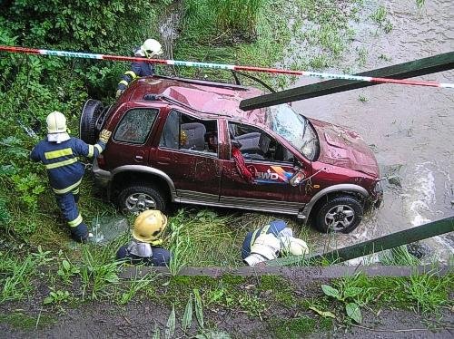 Hasiči vylovili automobil z řeky  - Frýdek – Místek 