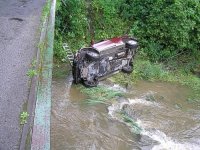 Hasiči vylovili automobil z řeky  - Frýdek – Místek 