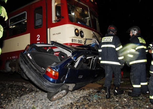 Přetlačovanou s vlakem mladá řidička nepřežila - Praha