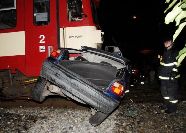 Přetlačovanou s vlakem mladá řidička nepřežila - Praha