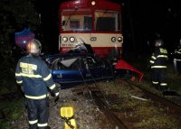 Přetlačovanou s vlakem mladá řidička nepřežila - Praha