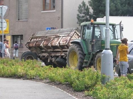 Utržená náprava u valníku - Benešov