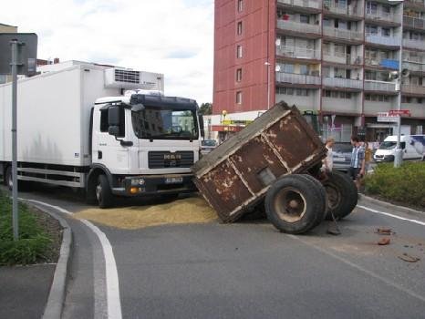 Utržená náprava u valníku - Benešov