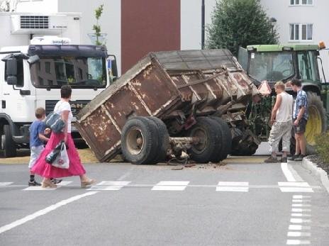 Utržená náprava u valníku - Benešov