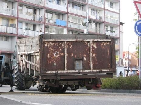 Utržená náprava u valníku - Benešov