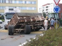 Utržená náprava u valníku - Benešov