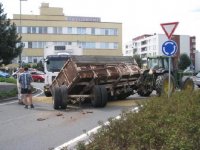 Utržená náprava u valníku - Benešov