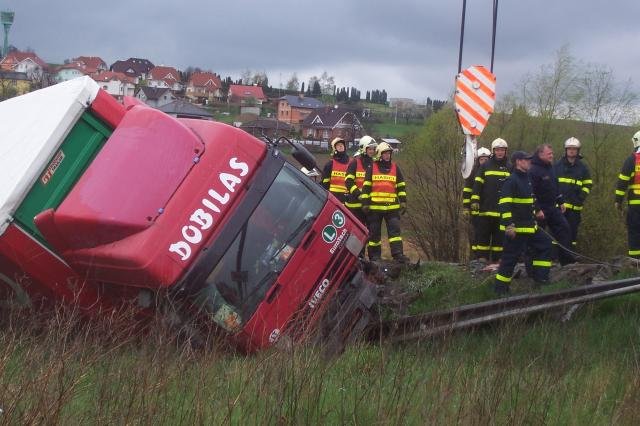 Nehoda kamionu a osobního vozu ve Velké Polomi - Velká Polom