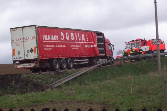 Nehoda kamionu a osobního vozu ve Velké Polomi - Velká Polom