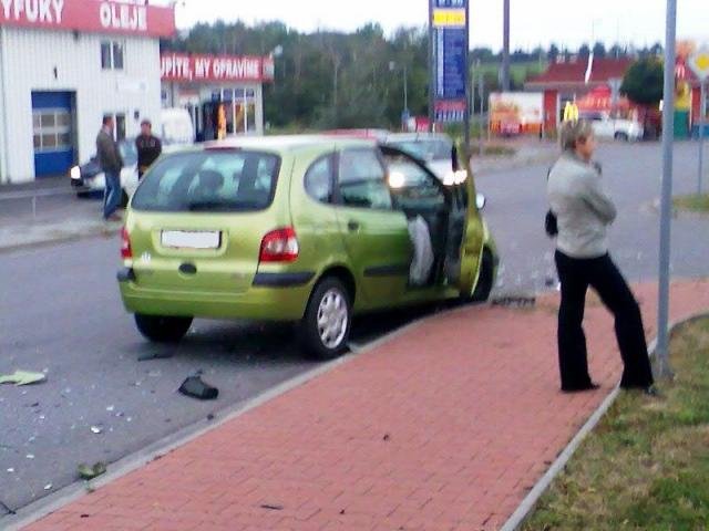 Mladíci se s BMW předváděli v nákupní zóně - Olomouc