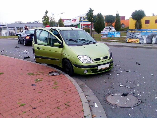 Mladíci se s BMW předváděli v nákupní zóně - Olomouc