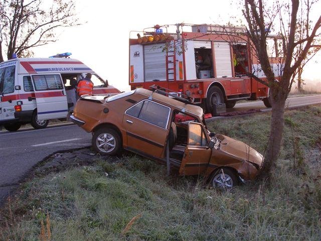 Po střetu zůstala auta mimo vozovku - Kotouň