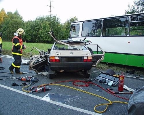 Čelní srážka Škody Favorit a autobusu - Doubravice