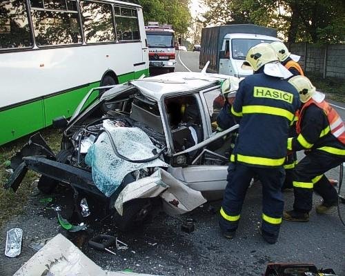 Čelní srážka Škody Favorit a autobusu - Doubravice