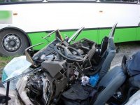 Čelní srážka Škody Favorit a autobusu - Doubravice