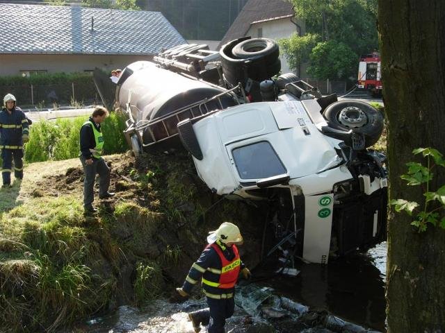 Tragický střet cisterny s osobním automobilem - Kajlovec