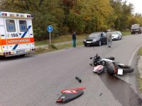 Motorka se v protisměru srazila čelně s autem