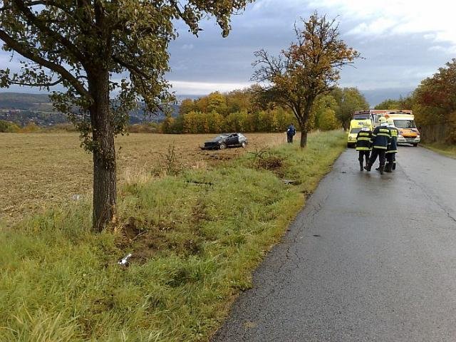 Audi přerazilo jabloň - Řevnice