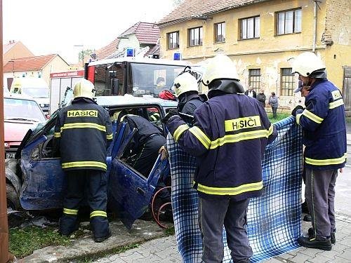 Narazil do obytného domu, tři lidé nepřežili - Bílovice